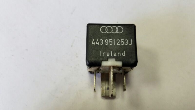 Реле Audi A4 B5 AEB 1998 Реле Audi A4 B5 AEB 1998