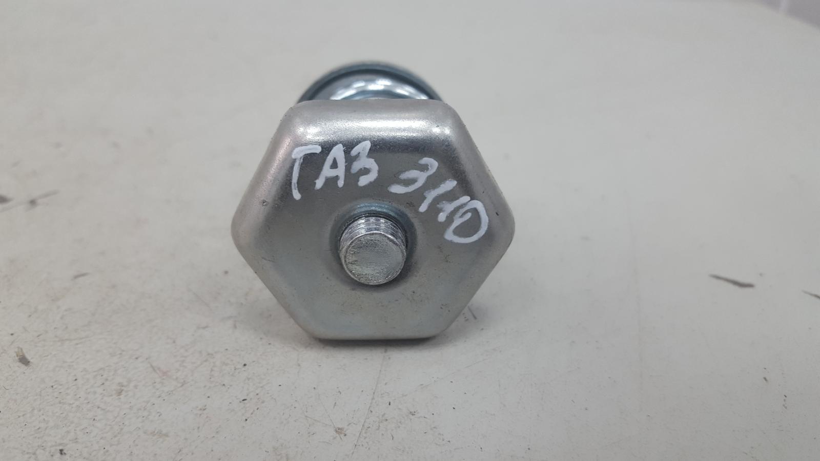 Замок капота Газ Волга 3110 Замок капота Газ Волга 3110