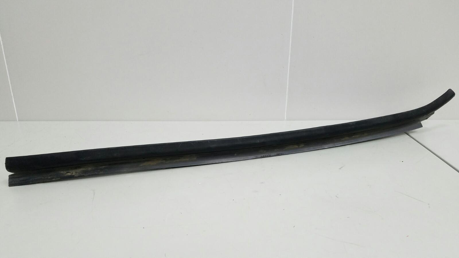 Молдинг стекла передний правый Dodge Stratus 2 2002 stx EDZ 2.4л 04805460A Б/У