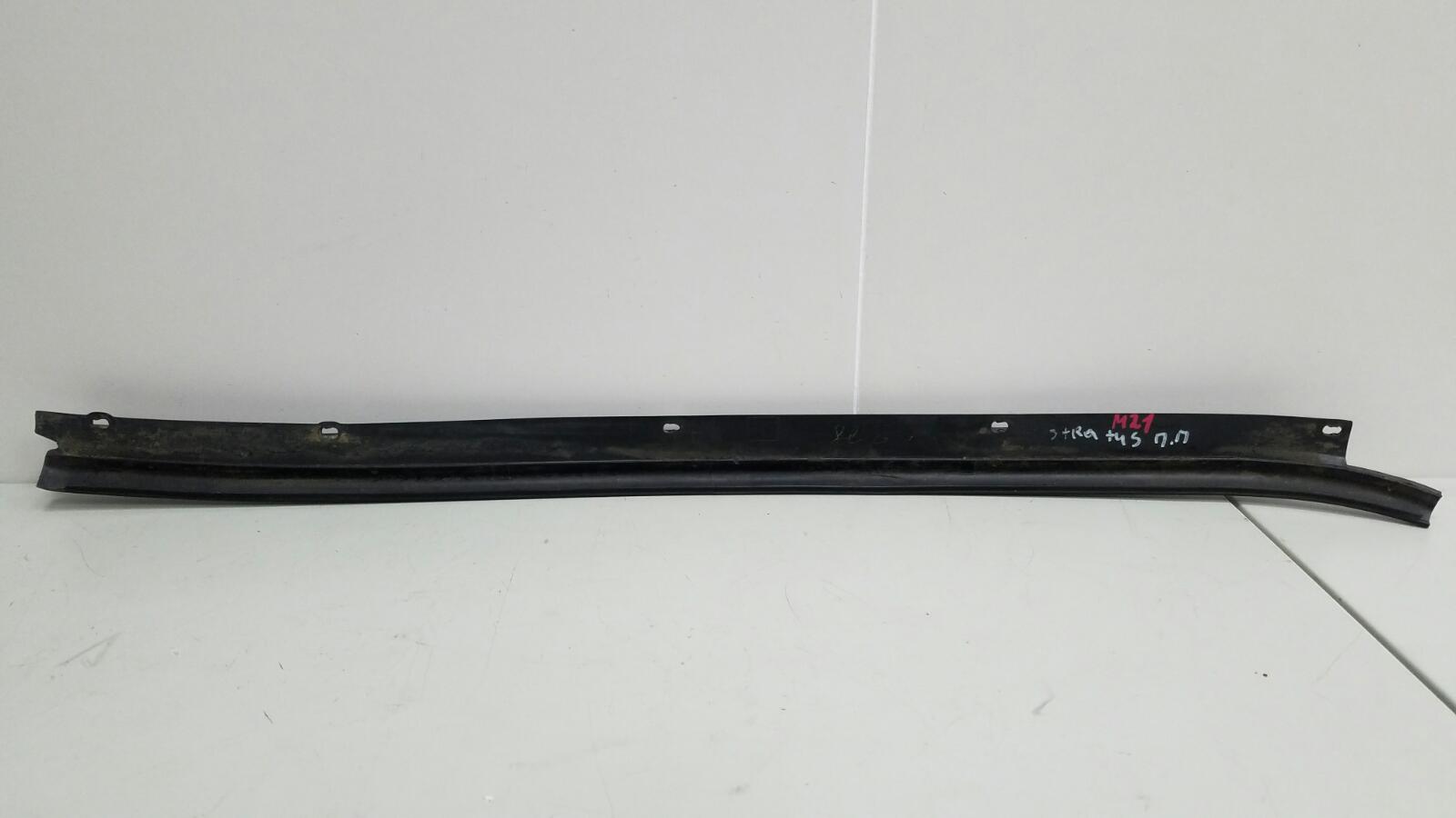 Молдинг стекла передний правый Dodge Stratus 2 stx EDZ 2.4л