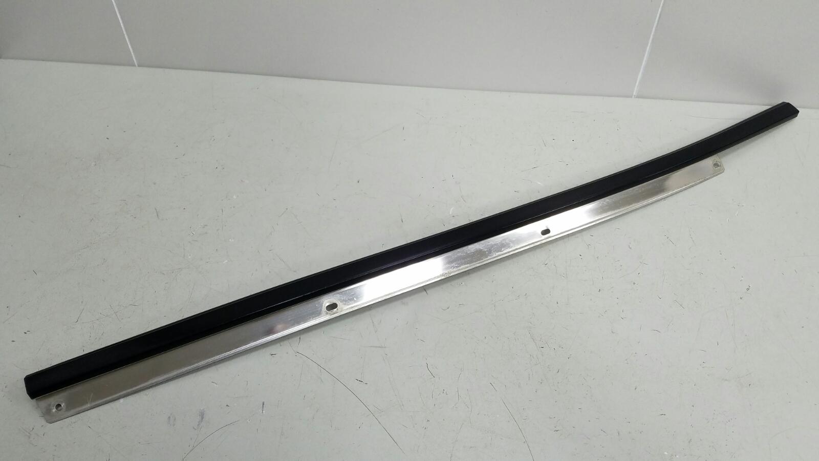 Молдинг стекла передний левый Nissan Primera 1992г P10 GA16DS 1.6л Б/У