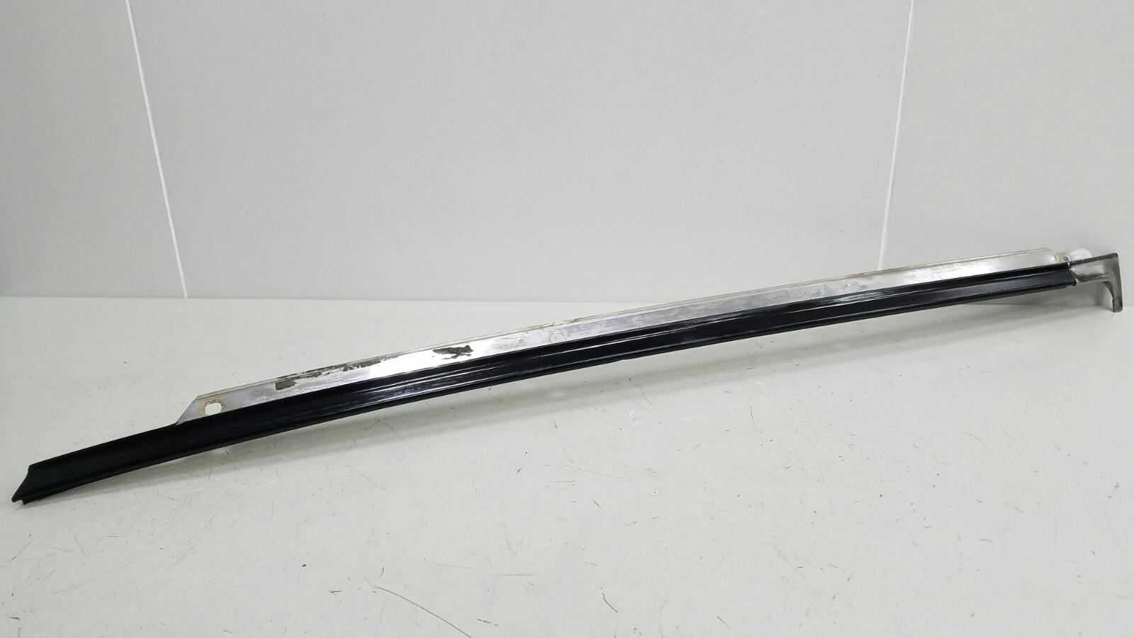 Молдинг стекла передний правый Nissan Primera 1992г P10 GA16DS 1.6л Б/У