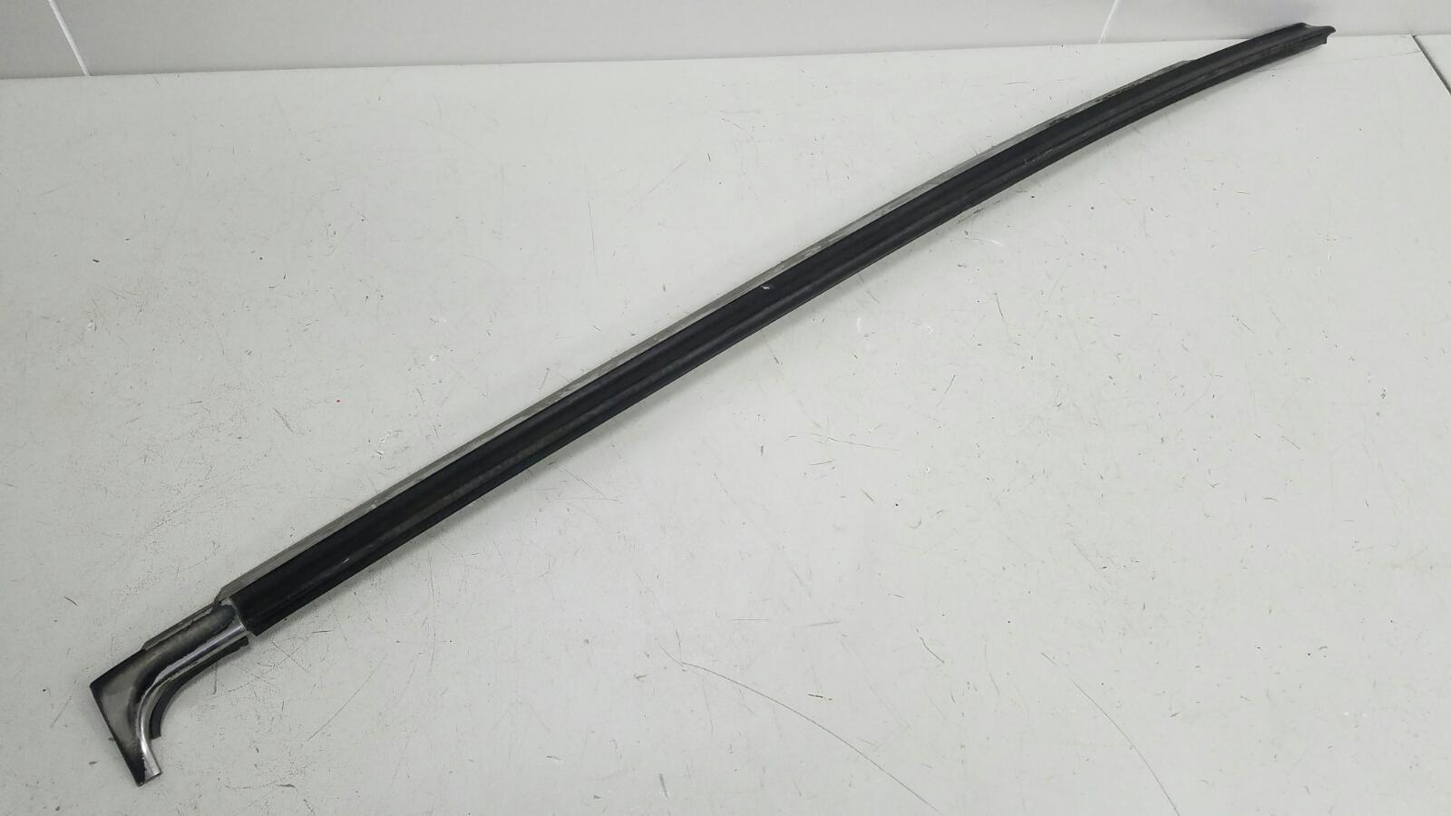 Молдинг стекла передний левый Nissan Primera 1992г P10 GA16DS 1.6л Б/У