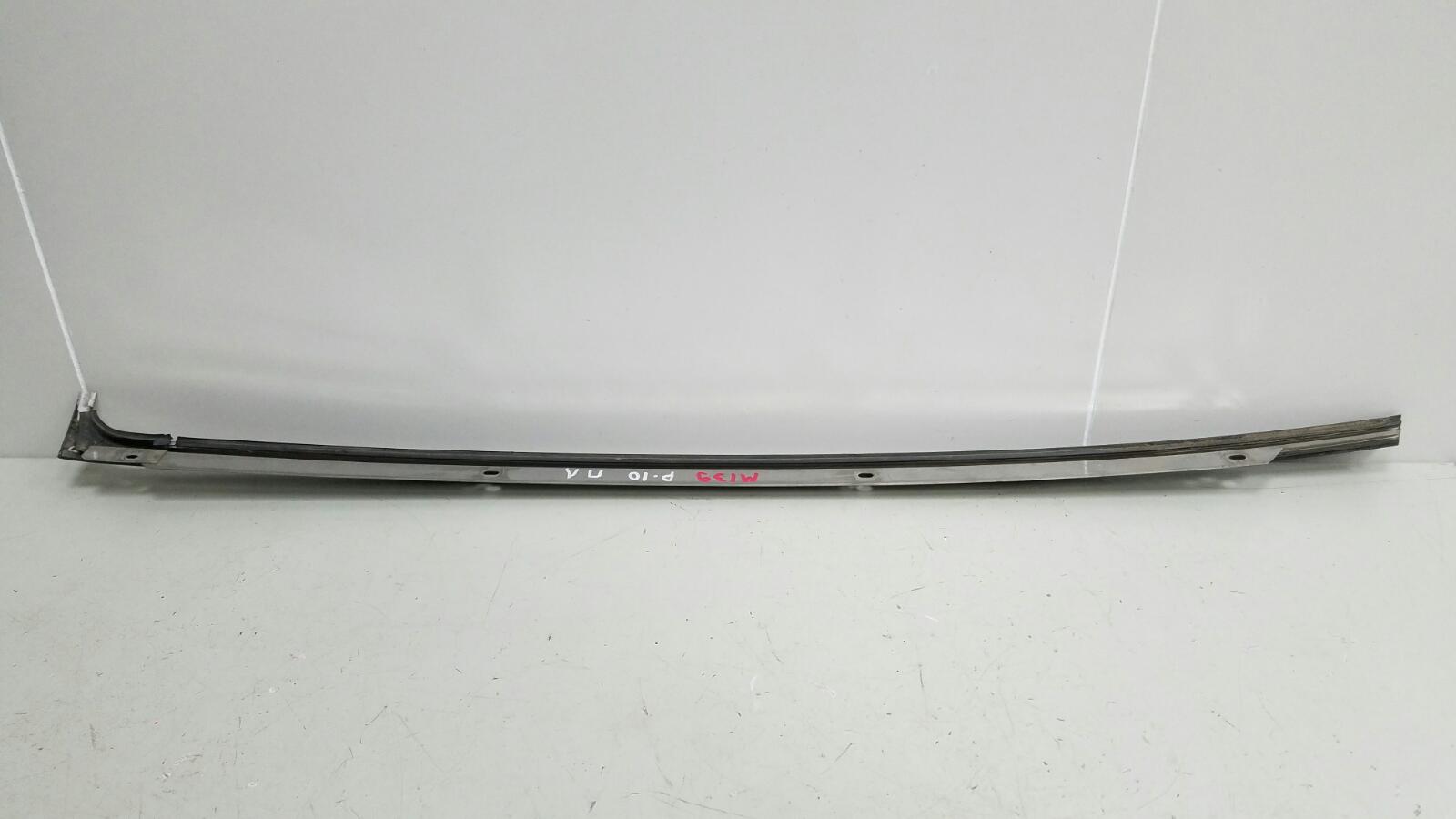 Молдинг стекла передний левый Nissan Primera P10 GA16DS 1.6л