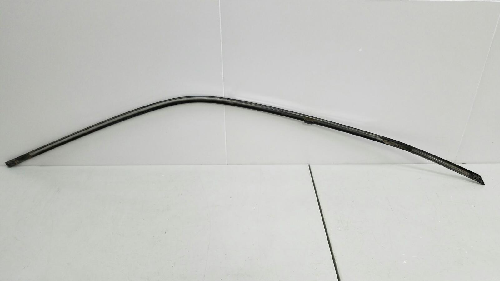 Молдинг стекла передний левый Largo 1994 W30 CD20TD 2л Молдинг стекла передний левый Largo 1994 W30 CD20TD 2л