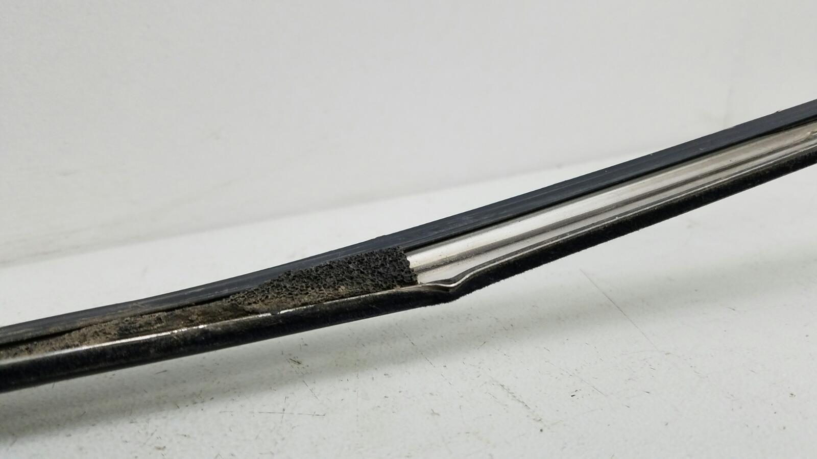 Молдинг стекла передний левый Largo 1994 W30 CD20TD 2л Молдинг стекла передний левый Largo 1994 W30 CD20TD 2л