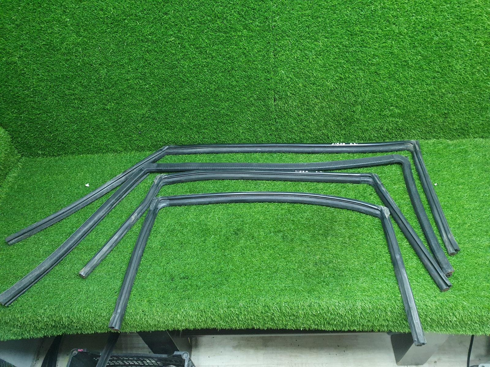 Уплотнительная резинка стекла ГАЗ Волга Сайбер 2010 JR41 EDZ 2.4л Б/У