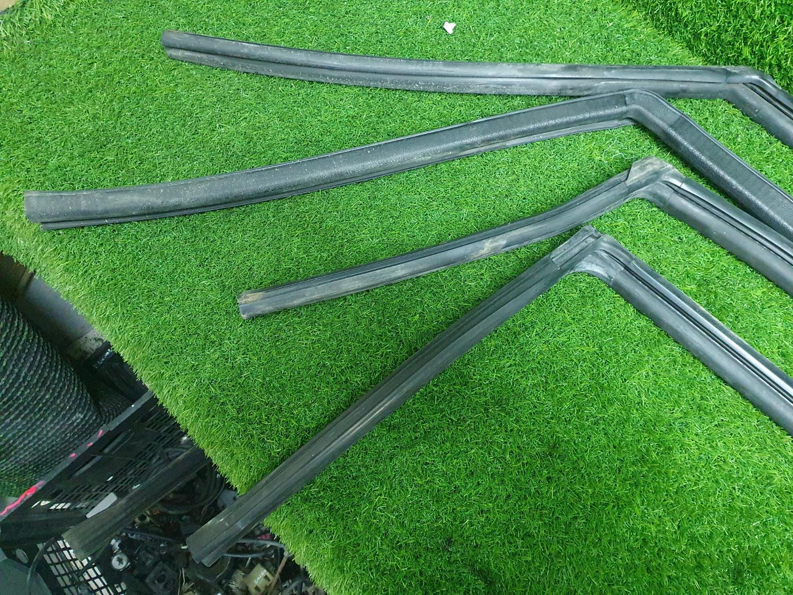 Уплотнительная резинка стекла Волга Сайбер 2010 JR41 EDZ 2.4л