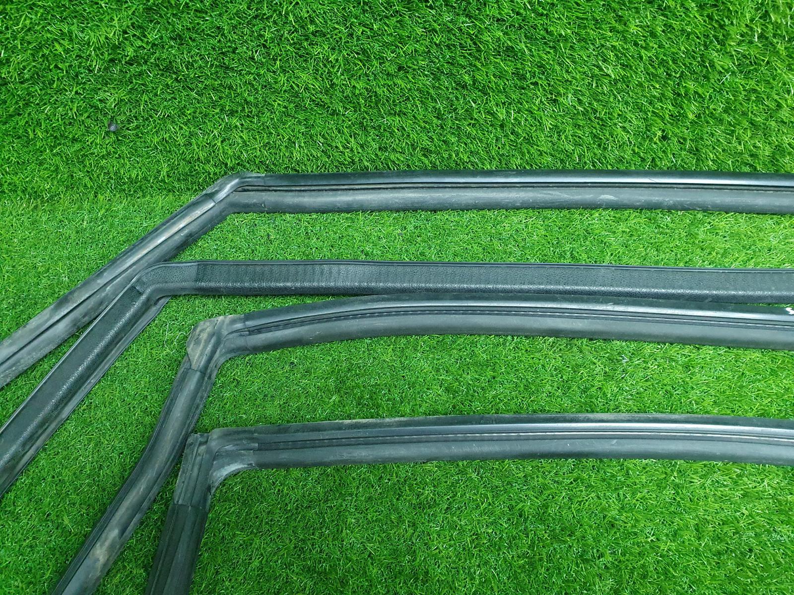 Уплотнительная резинка стекла ГАЗ Волга Сайбер JR41 EDZ 2.4л