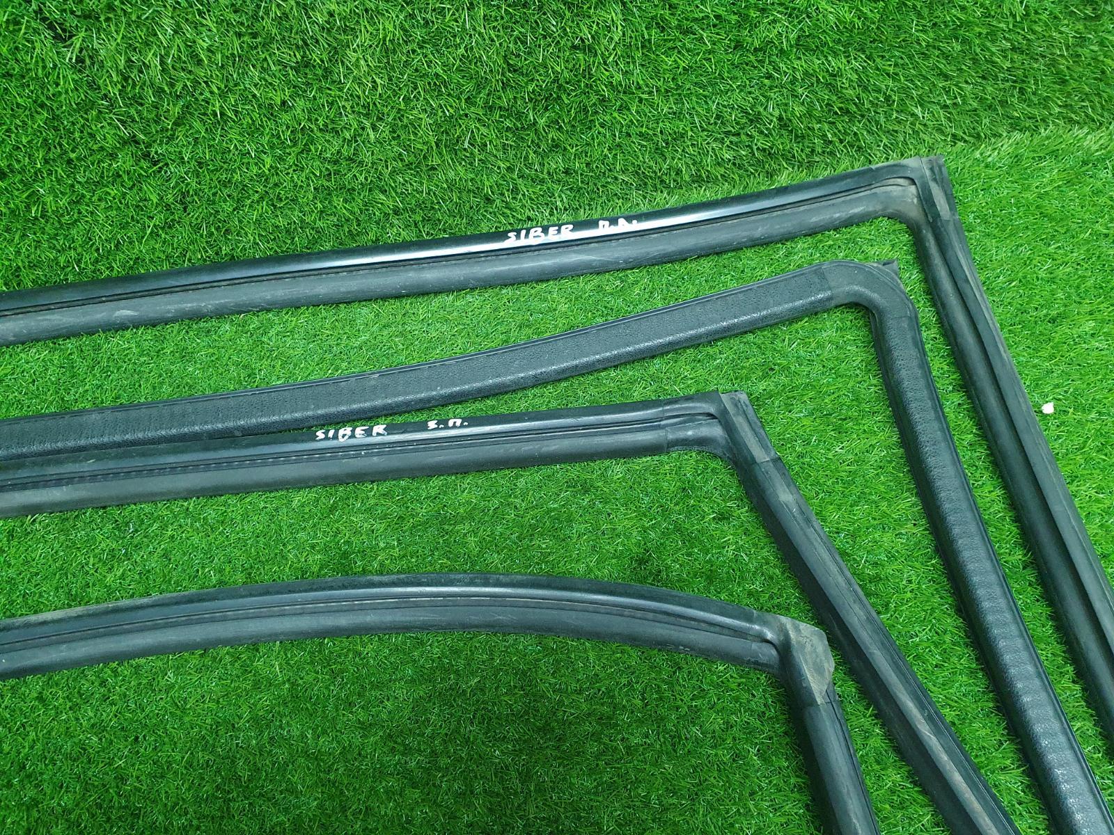 Уплотнительная резинка стекла Волга Сайбер 2010 JR41 EDZ 2.4л