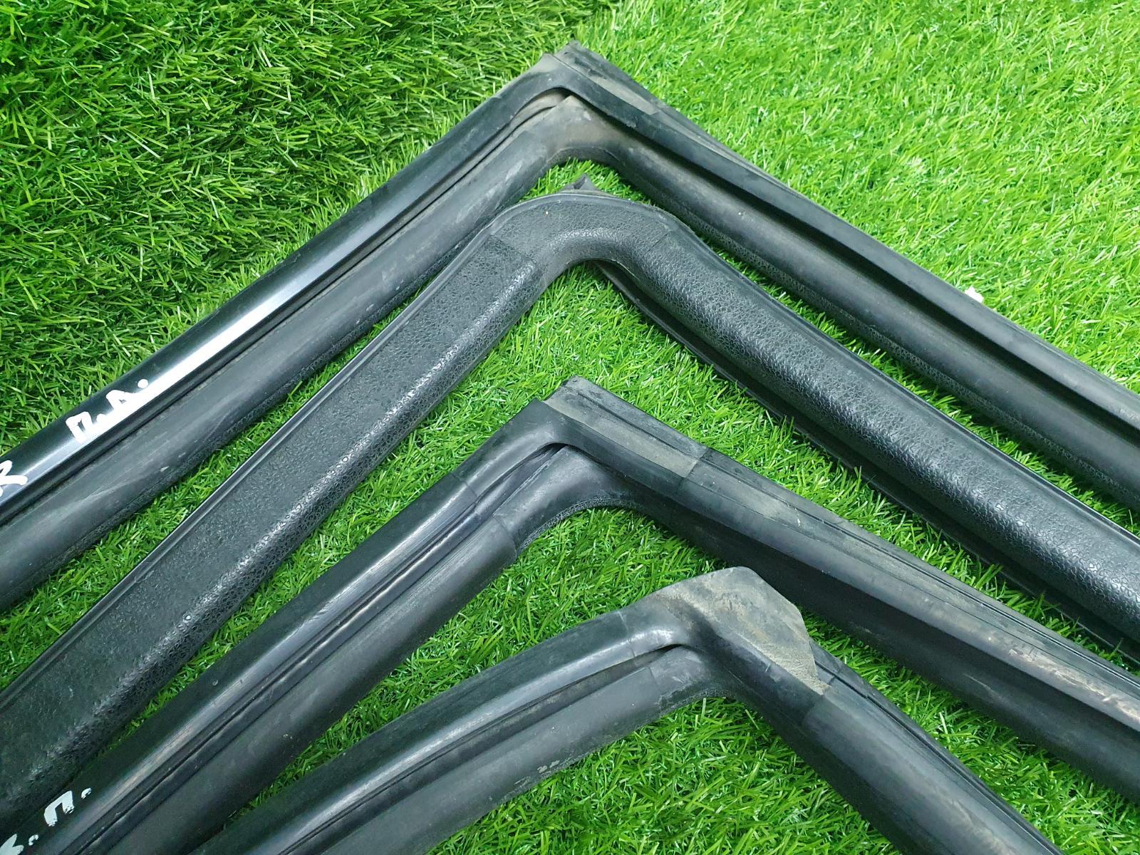 Уплотнительная резинка стекла Волга Сайбер 2010 JR41 EDZ 2.4л