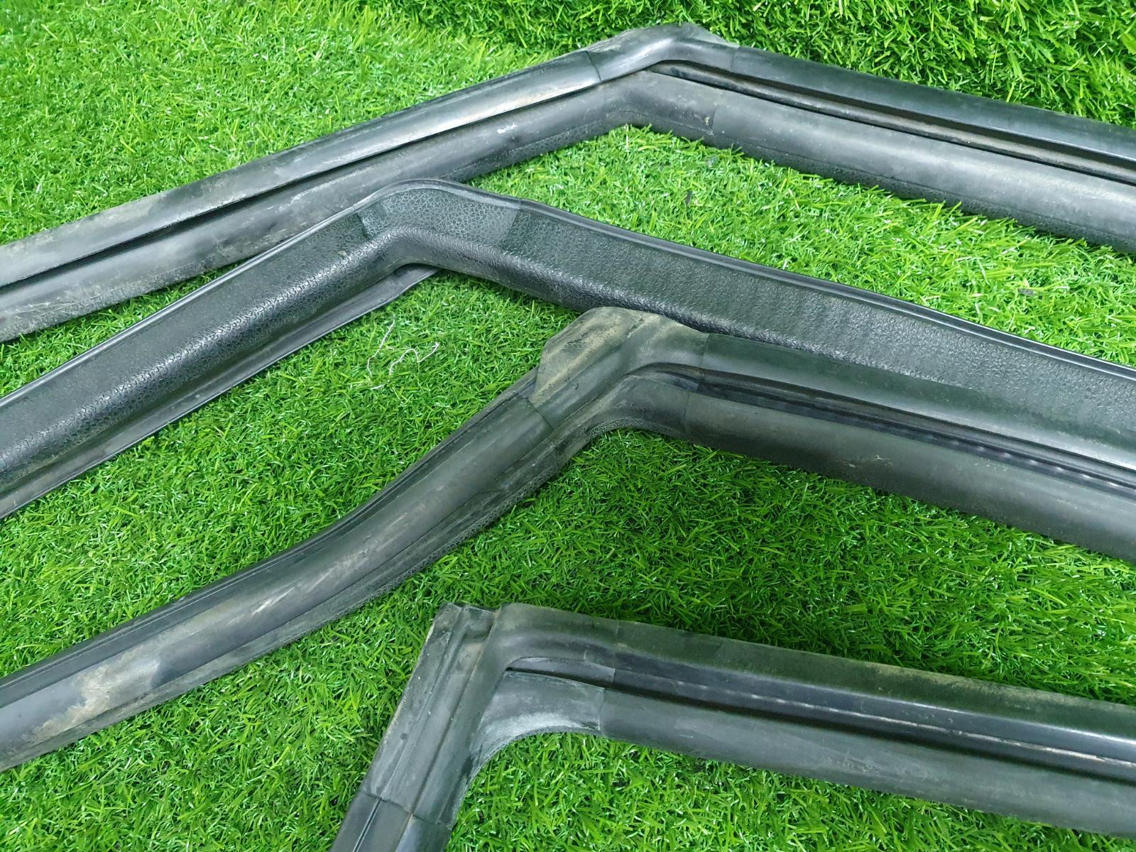 Уплотнительная резинка стекла Волга Сайбер 2010 JR41 EDZ 2.4л