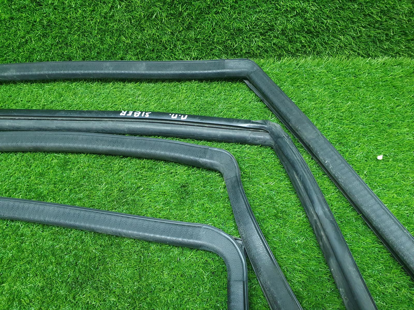 Уплотнительная резинка стекла Волга Сайбер 2010 JR41 EDZ 2.4л