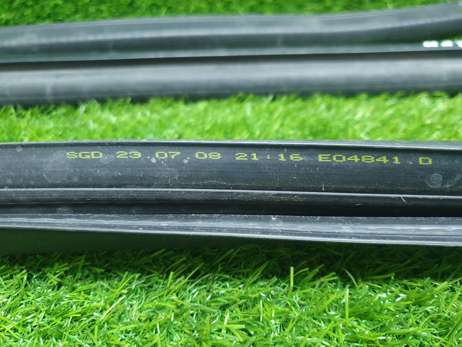 Уплотнительная резинка стекла Волга Сайбер 2010 JR41 EDZ 2.4л