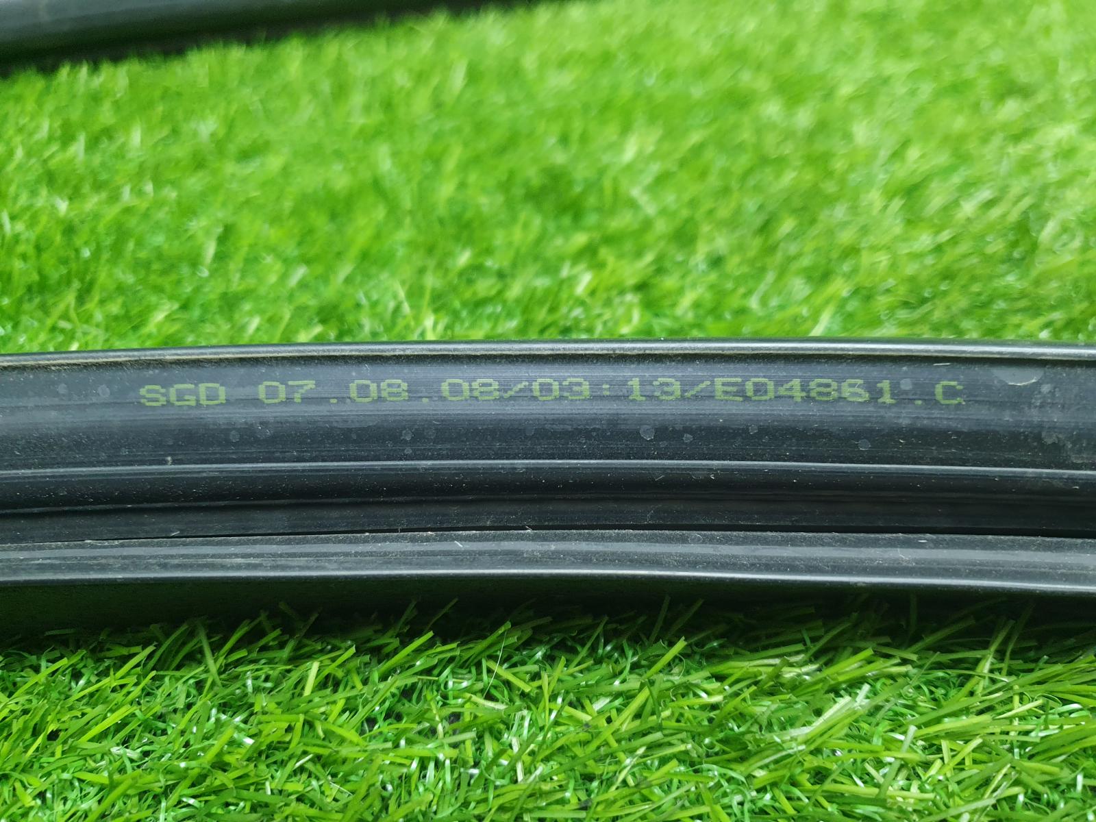 Уплотнительная резинка стекла Волга Сайбер 2010 JR41 EDZ 2.4л