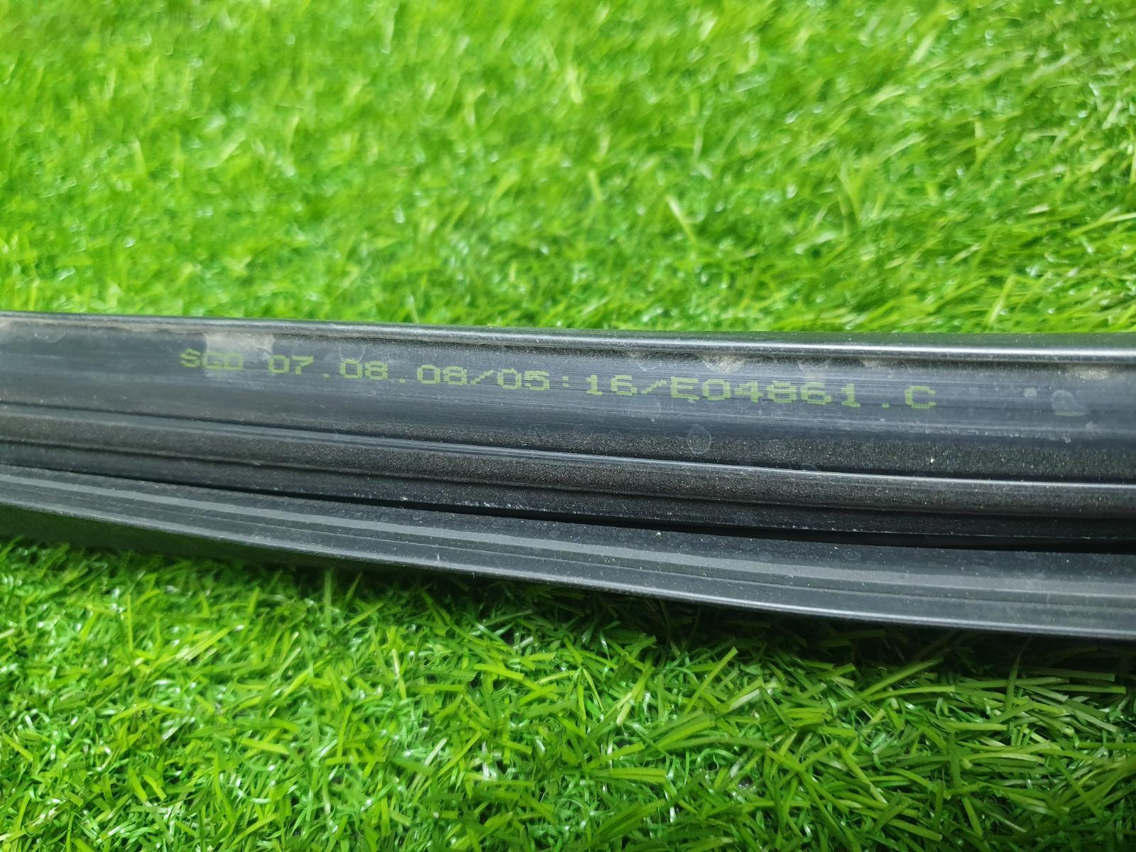 Уплотнительная резинка стекла Волга Сайбер 2010 JR41 EDZ 2.4л