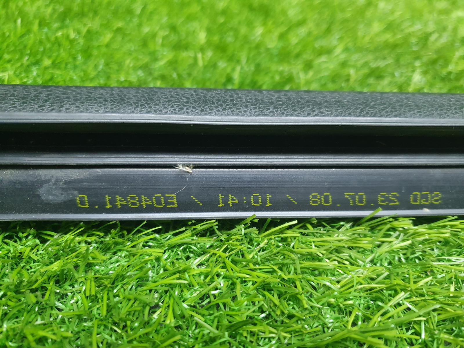 Уплотнительная резинка стекла Волга Сайбер 2010 JR41 EDZ 2.4л