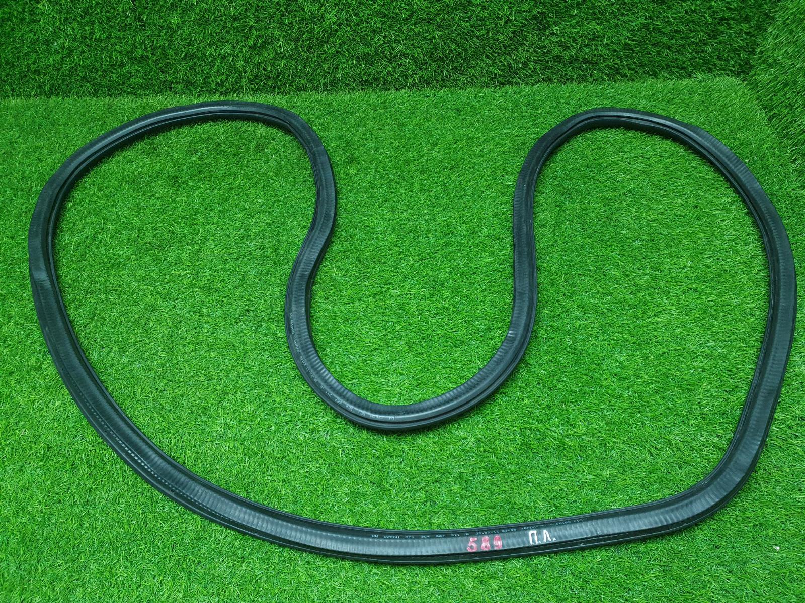 Уплотнительная резинка проема двери передняя левая Passat 2011 B7 CDAB 1.8л TSI