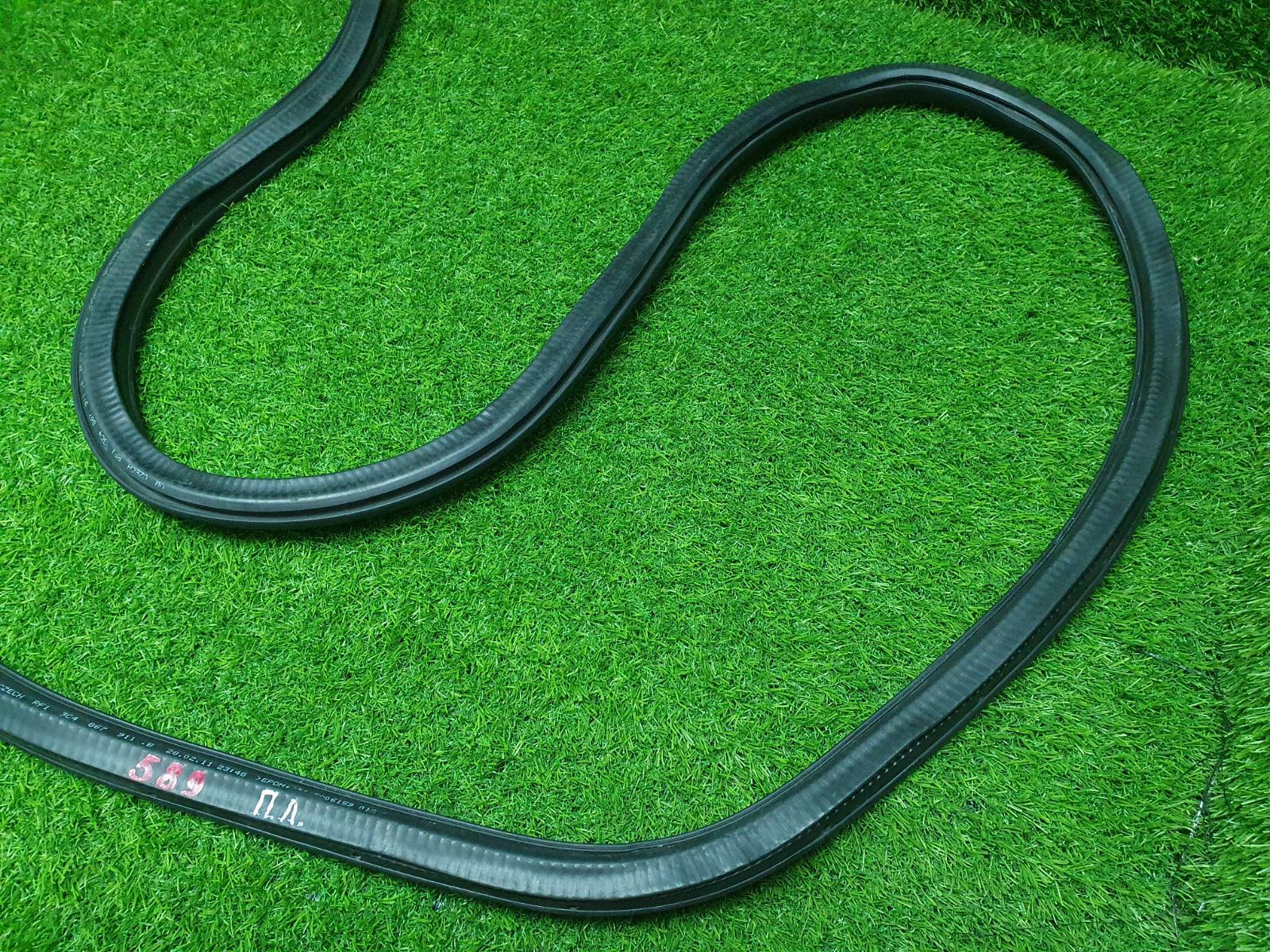 Уплотнительная резинка проема двери передняя левая Passat 2011 B7 CDAB 1.8л TSI