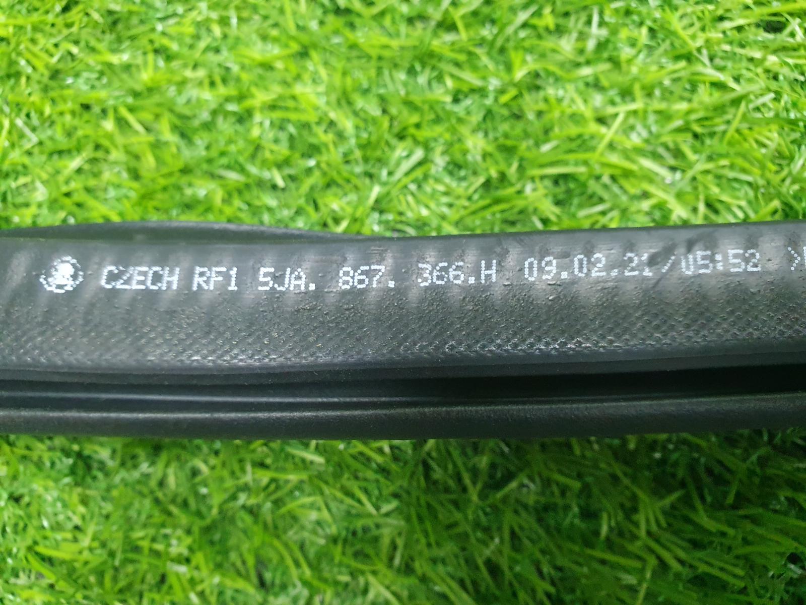 Уплотнительная резинка проема двери передняя правая Polo 6 2021 AW1 CWVA 1.6л