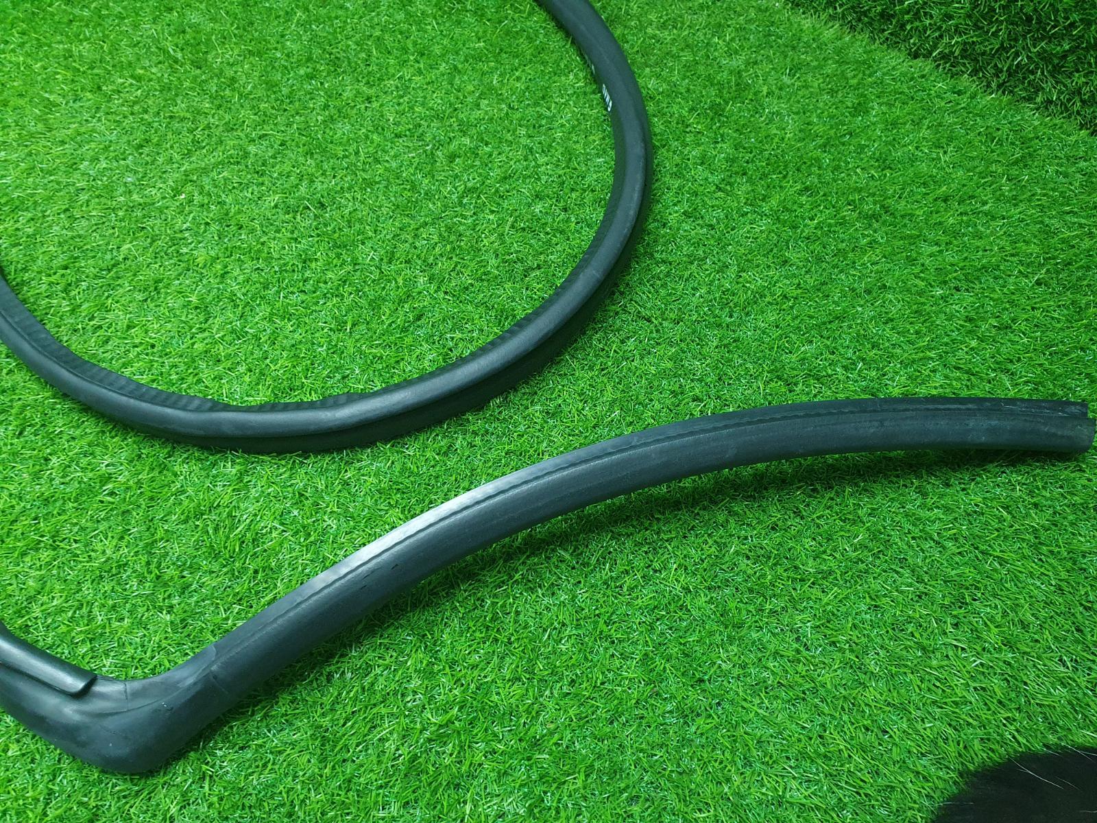 Уплотнительная резинка проема двери правая ГАЗ Волга Сайбер JR41 EDZ 2.4л