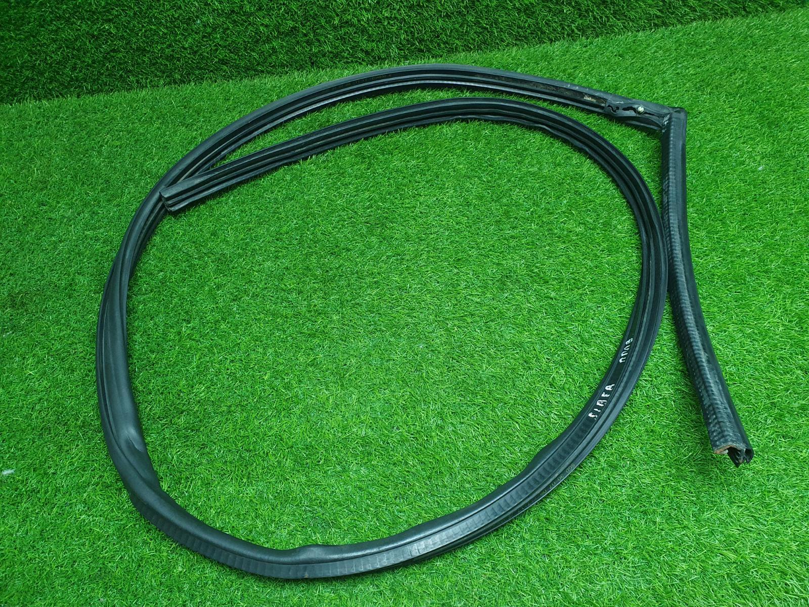 Уплотнительная резинка проема двери правая Волга Сайбер 2010 JR41 EDZ 2.4л