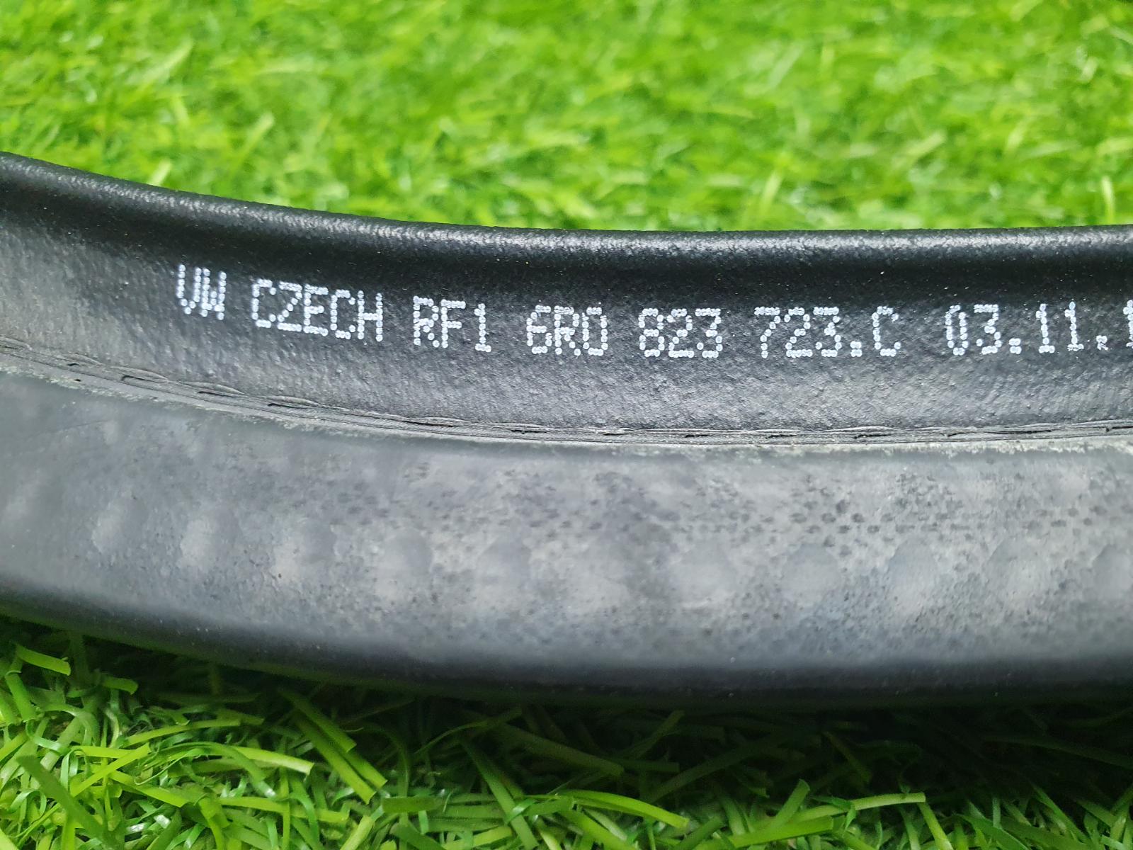 Уплотнительная резинка капота Polo 5 2019 614 604 6C1 CWVA 1.6л