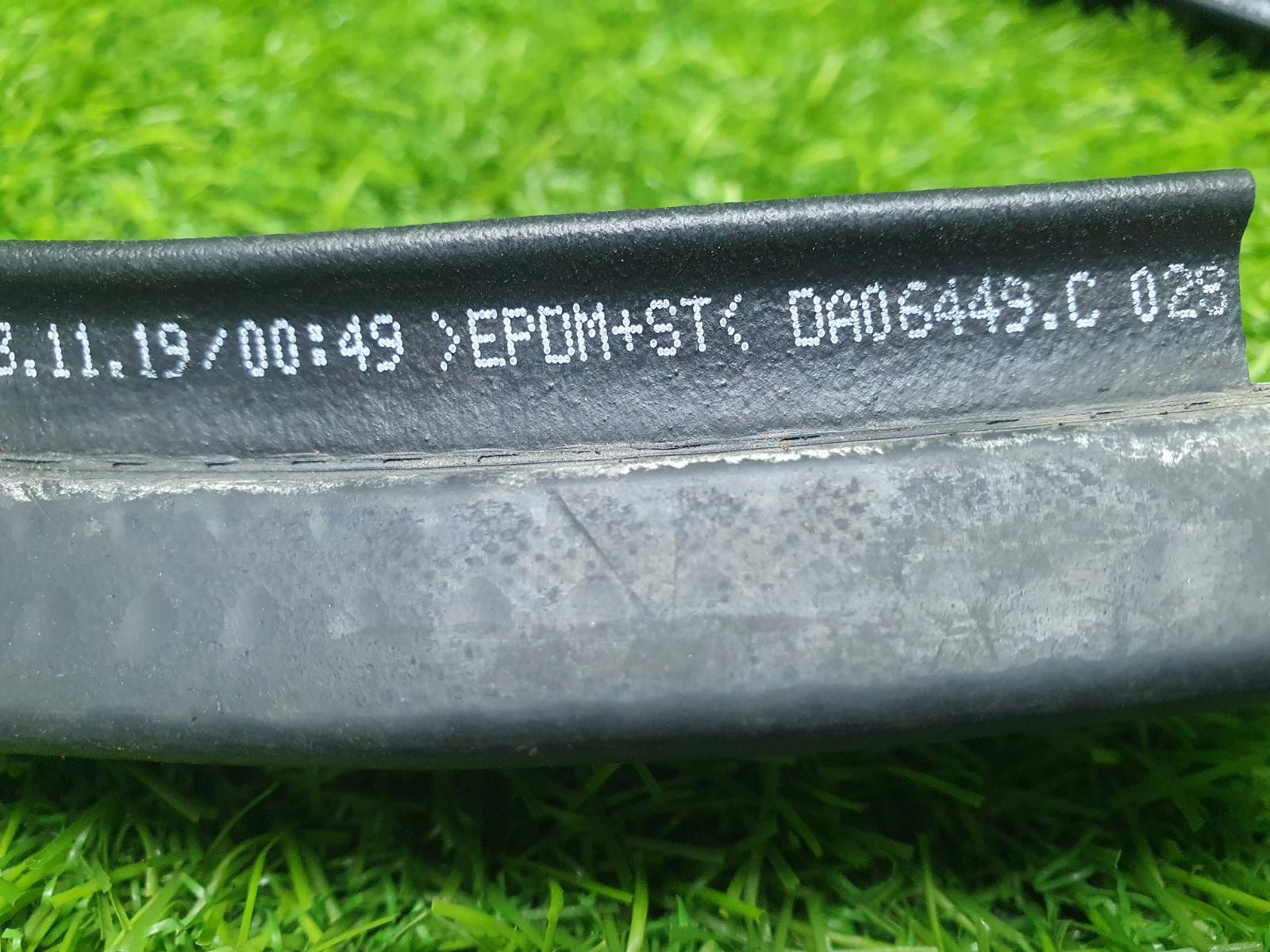 Уплотнительная резинка капота Polo 5 2019 614 604 6C1 CWVA 1.6л