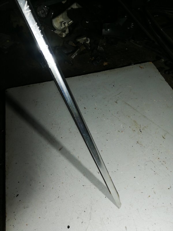 Молдинг стекла передний правый Volkswagen Passat B6 2.0 BPY