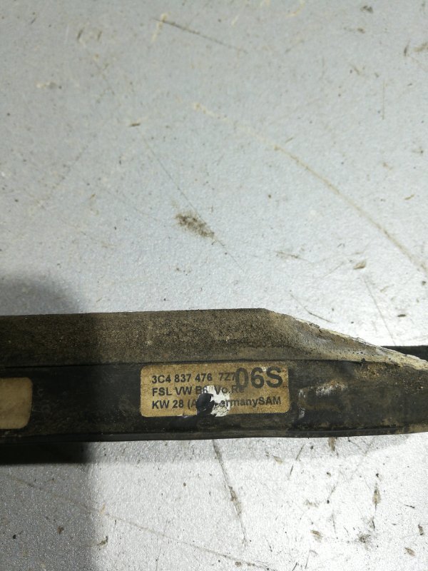 Молдинг стекла передний правый Passat B6 2.0 BPY