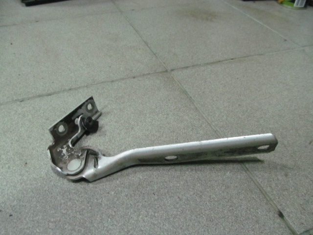 Петля капота левая VW PASSAT B5 PLUS 2001-2005 B5 3B0823301A Б/У