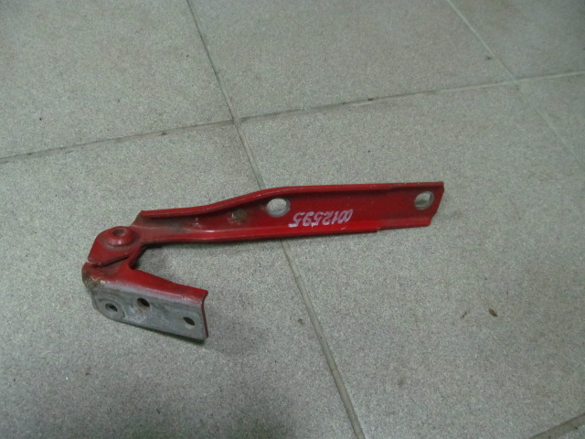 Запчасть петля капота левая Audi A100 1991-1994 C4 4A0823301F Б/У Петля капота левая Audi A100 1991-1994 C4 4A0823301F Б/У