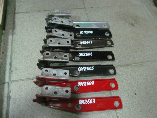 Запчасть петля капота правая Audi A100 1991-1994 C4 4A0823302F Б/У Петля капота правая Audi A100 1991-1994 C4 4A0823302F Б/У