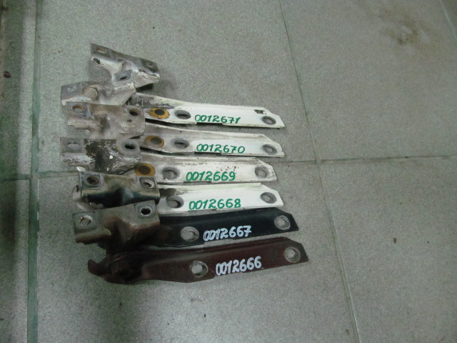 Петля капота правая AUDI A80 B3 1987-1992 893 893823302A Б/У