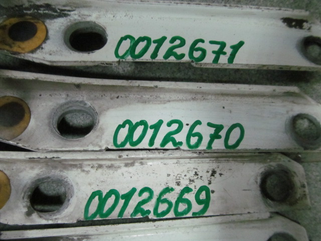 Петля капота правая A80 B3 1987-1992 893 Петля капота правая A80 B3 1987-1992 893