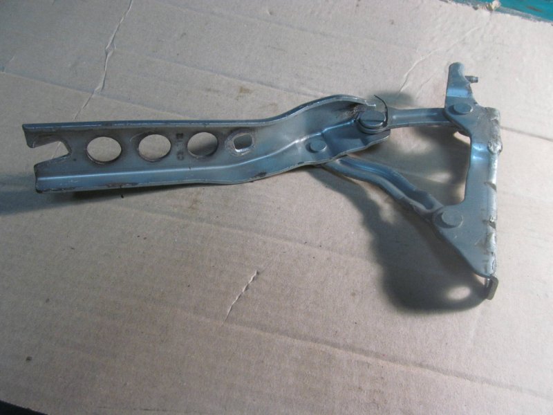 Петля капота правая Skoda Octavia A5 2004-2013 1Z0823302C Б/У