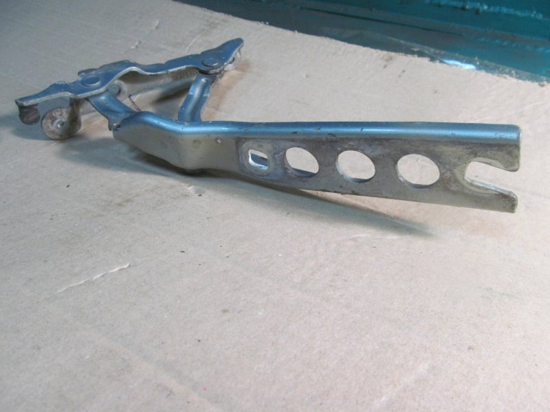 Петля капота правая Octavia A5 2004-2013