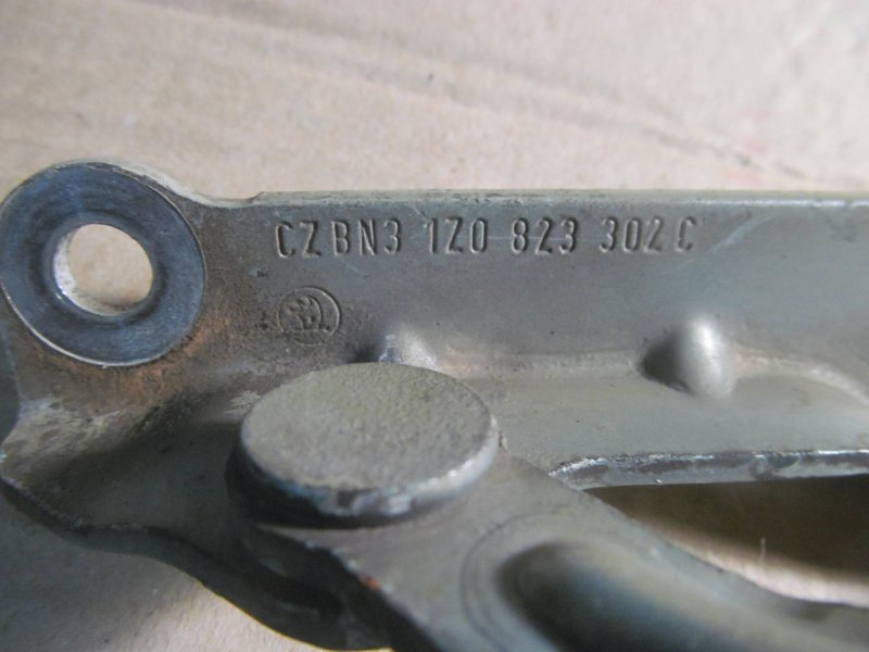 Петля капота правая Octavia A5 2004-2013