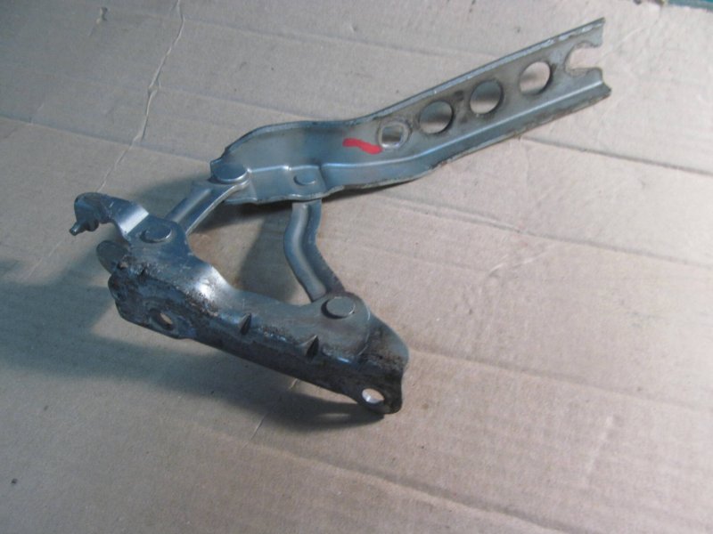 Запчасть петля капота левая Skoda Octavia A5 2004-2013 1Z0823301C Б/У Петля капота левая Skoda Octavia A5 2004-2013 1Z0823301C Б/У