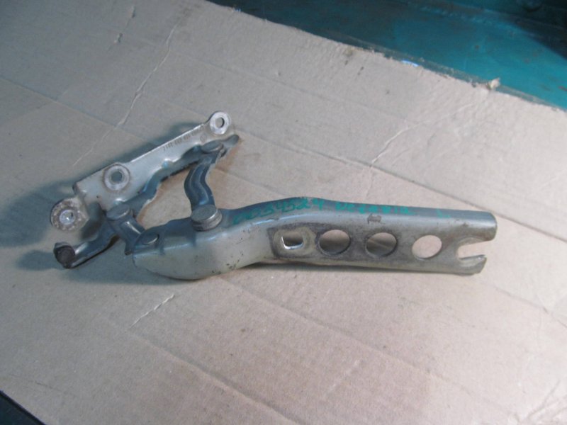 Петля капота левая Octavia A5 2004-2013 Петля капота левая Octavia A5 2004-2013
