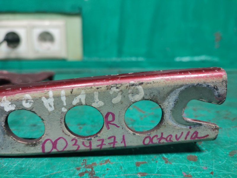 Петля капота правая Octavia A5 2004-2013