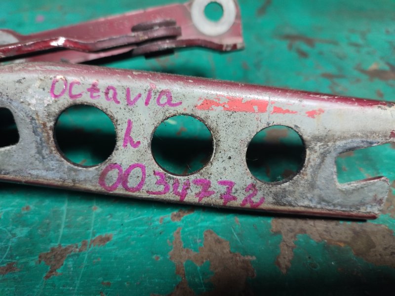 Петля капота левая Octavia A5 2004-2013 Петля капота левая Octavia A5 2004-2013