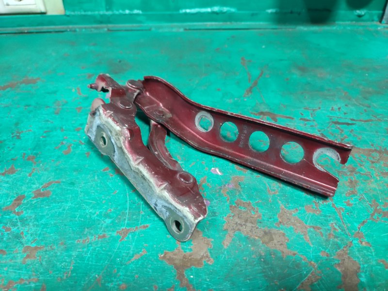 Петля капота левая Skoda Octavia A5 2004-2013 Петля капота левая Skoda Octavia A5 2004-2013