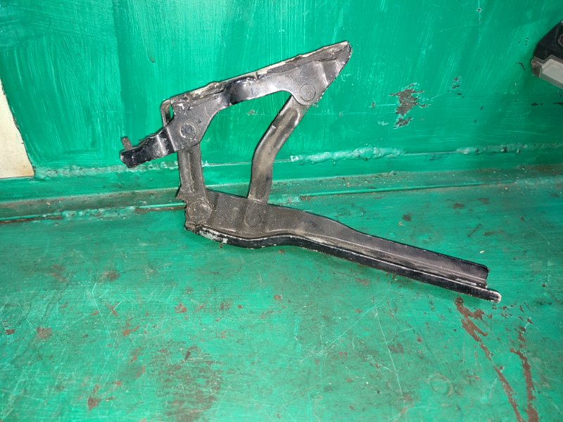 Петля капота правая Skoda Octavia A5 2004-2013 1Z0823302C Б/У