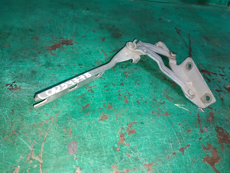 Петля капота левая Skoda Octavia A5 2004-2013 1Z0823301C Б/У