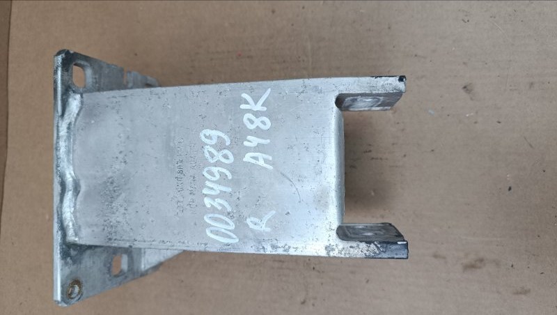 Кронштейн передний правый A4 B8 2008-2015 Кронштейн передний правый A4 B8 2008-2015