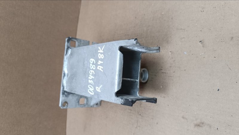Запчасть кронштейн передний правый Audi A4 B8 2008-2015 8K0807134D Б/У Кронштейн передний правый Audi A4 B8 2008-2015 8K0807134D Б/У