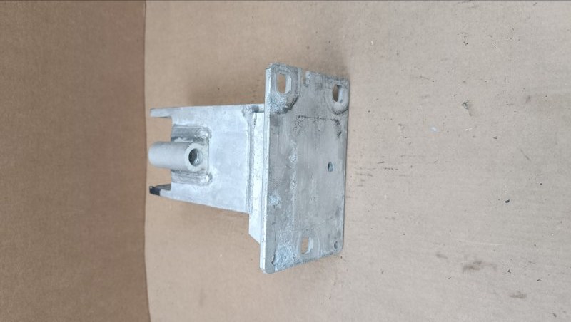 Кронштейн передний правый Audi A4 B8 2008-2015 Кронштейн передний правый Audi A4 B8 2008-2015