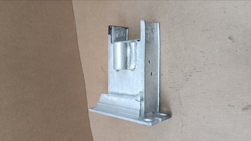 Кронштейн передний правый A4 B8 2008-2015 Кронштейн передний правый A4 B8 2008-2015