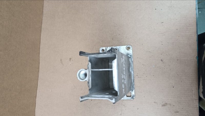 Кронштейн передний правый A4 B8 2008-2015 Кронштейн передний правый A4 B8 2008-2015